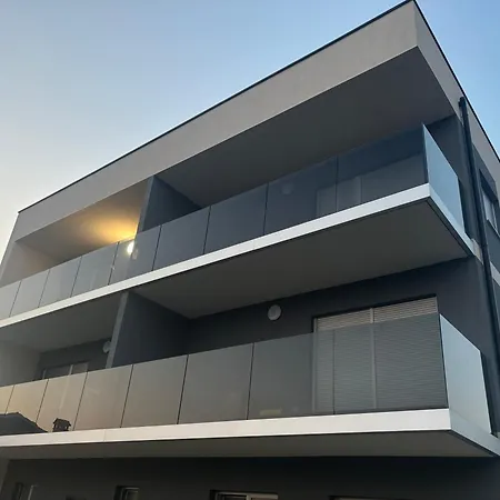 Tini 4 Apartment *